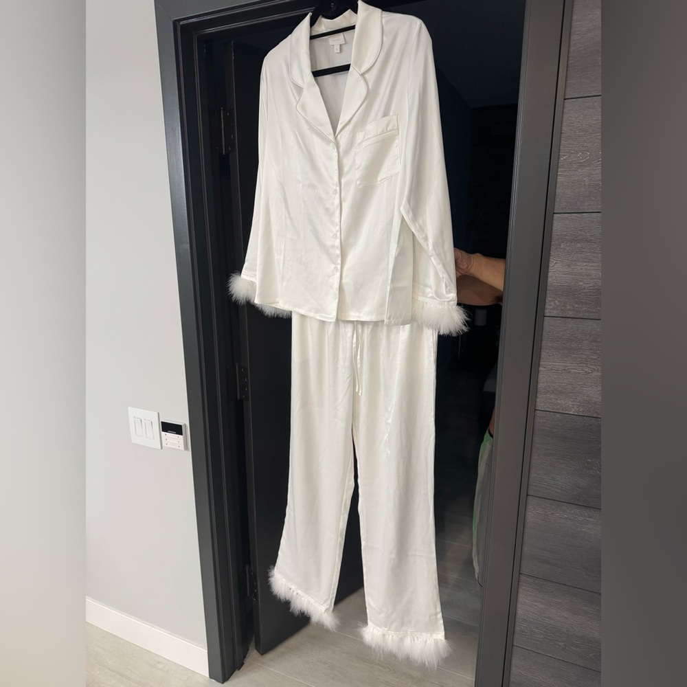 Le Rose Stories Taylor Satin Feather Bridal Pyjama Set